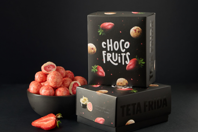 premium Choco fruits Whole strawberries in white chocolate with cream