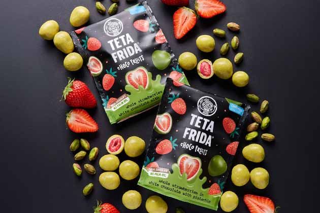 Choco fruits Whole strawberries in white chocolate with pistachio