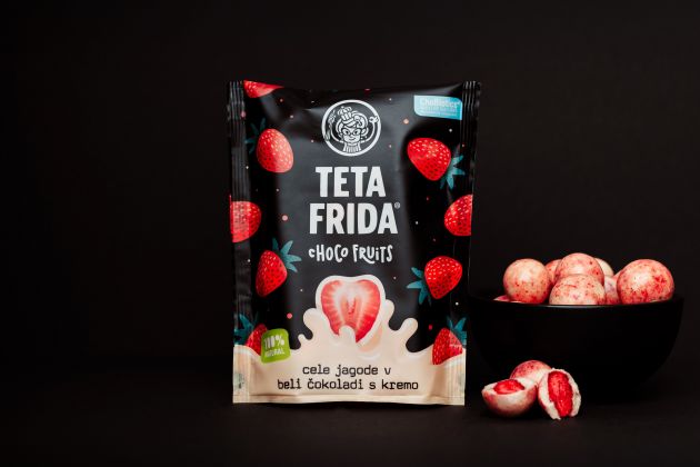 premium Choco fruits Whole strawberries in white chocolate with cream