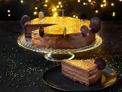Festive time with Goldiva golden chocolate cake and selected creations
