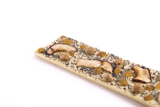 White chocolate with apples, poppy seeds, hazelnuts and raisins