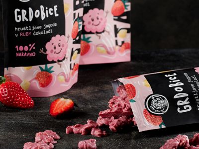 New Crunchies taste - Crispy strawberries in ruby chocolate