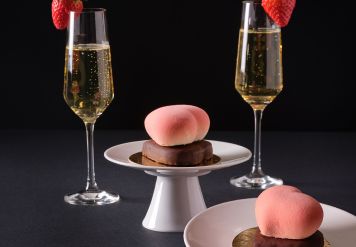 Invite your love to a Valentine's heart and sparkling wine ♥️