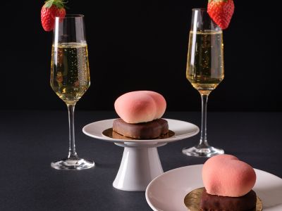 Invite your love to a Valentine's heart and sparkling wine ♥️