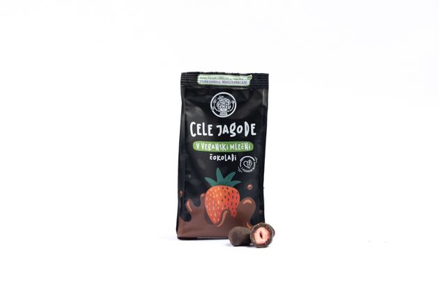 Whole strawberries in vegan chocolate pack 7+1 free