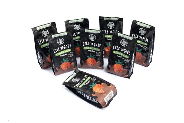 Whole strawberries in vegan chocolate pack 7+1 free