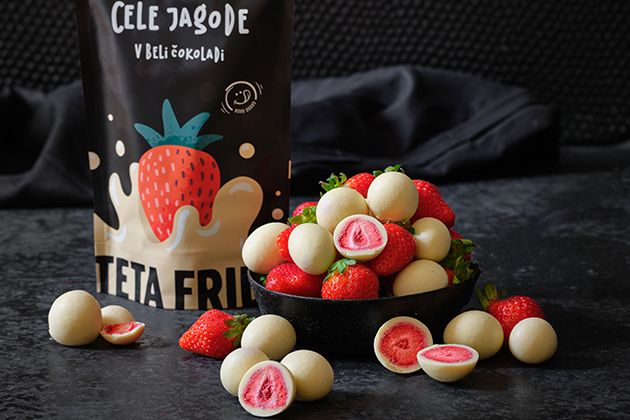 Whole strawberries in white chocolate